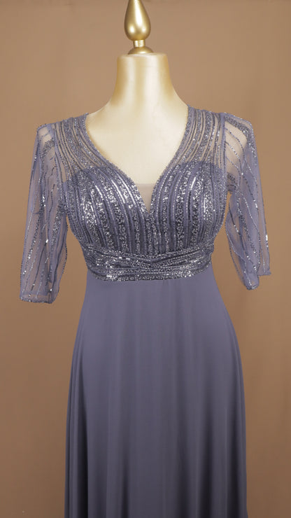 Vestido de gala largo plus size en crepe georgette con top ilusión de lentejuelas