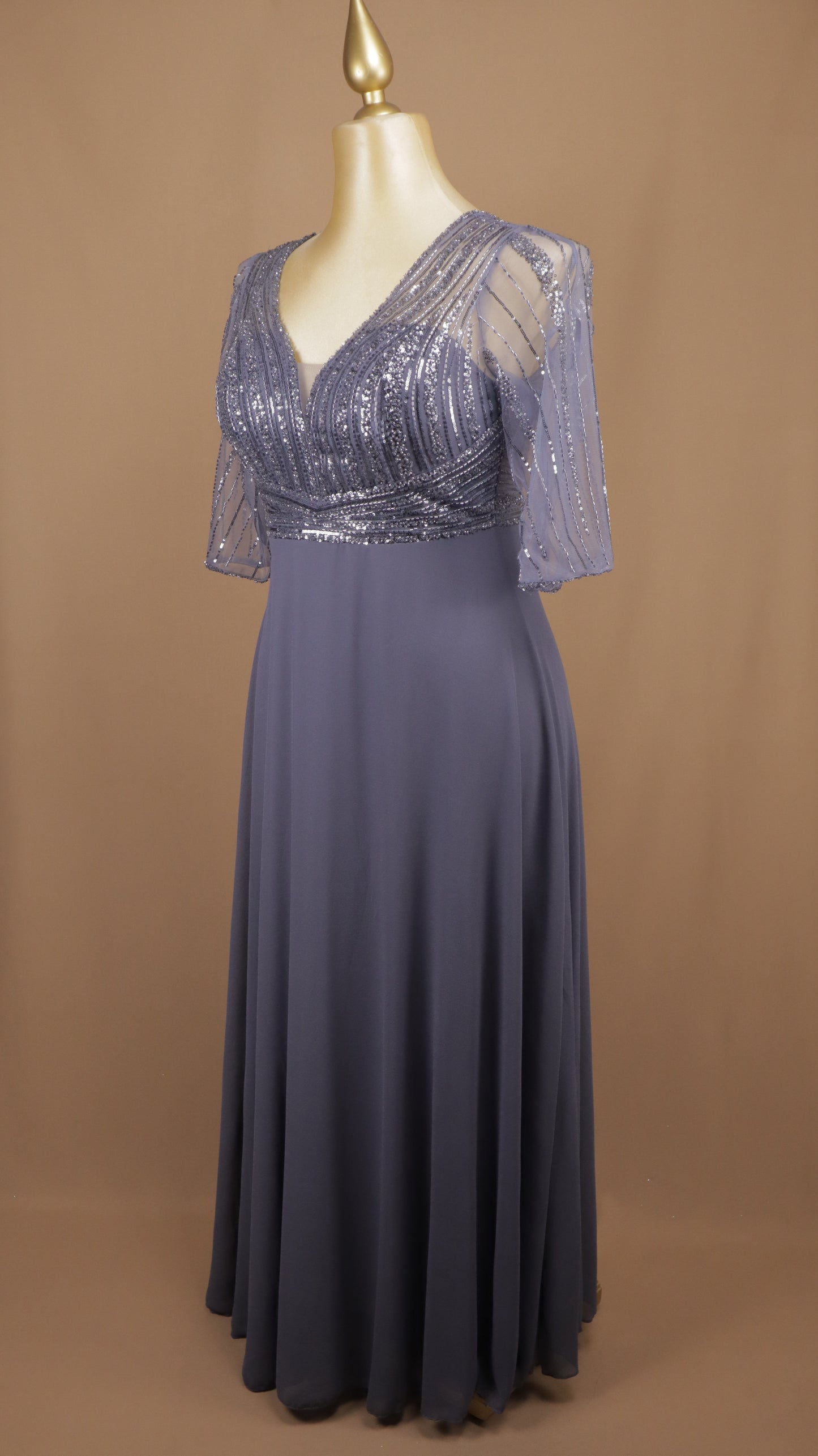 Vestido de gala largo plus size en crepe georgette con top ilusión de lentejuelas