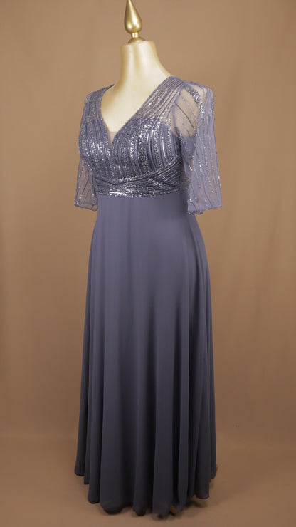 Vestido de gala largo plus size en crepe georgette con top ilusión de lentejuelas