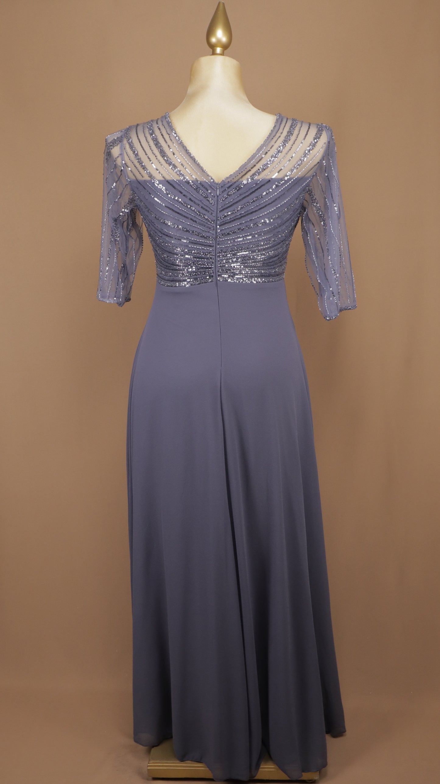 Vestido de gala largo plus size en crepe georgette con top ilusión de lentejuelas