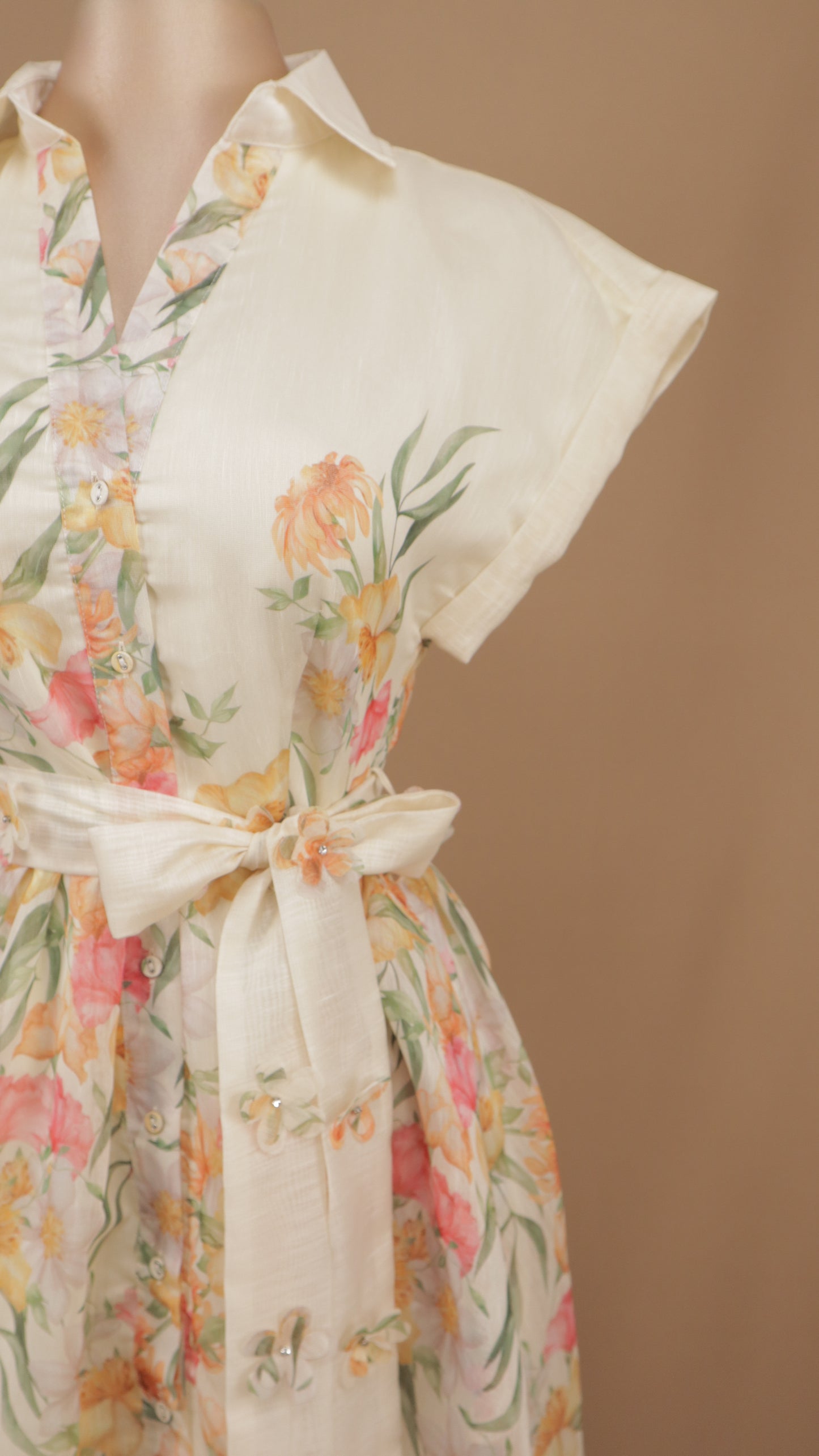 Vestido camisero midi de organza con estampado floral y cinturón de lazo