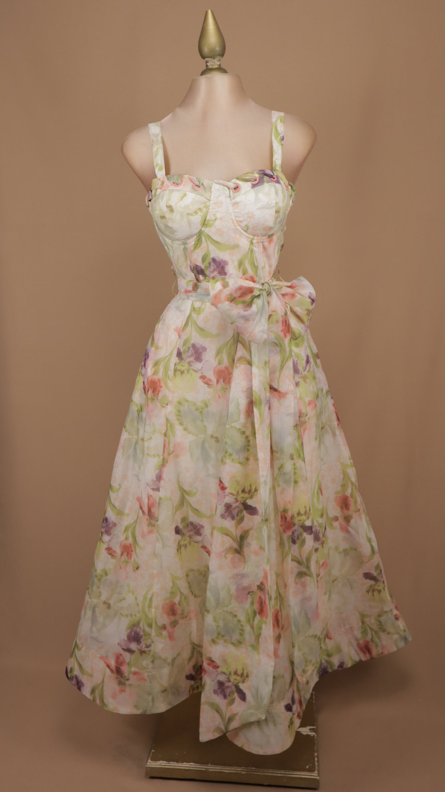 Vestido midi tipo bustier con estampado floral acuarela y lazo a la cintura