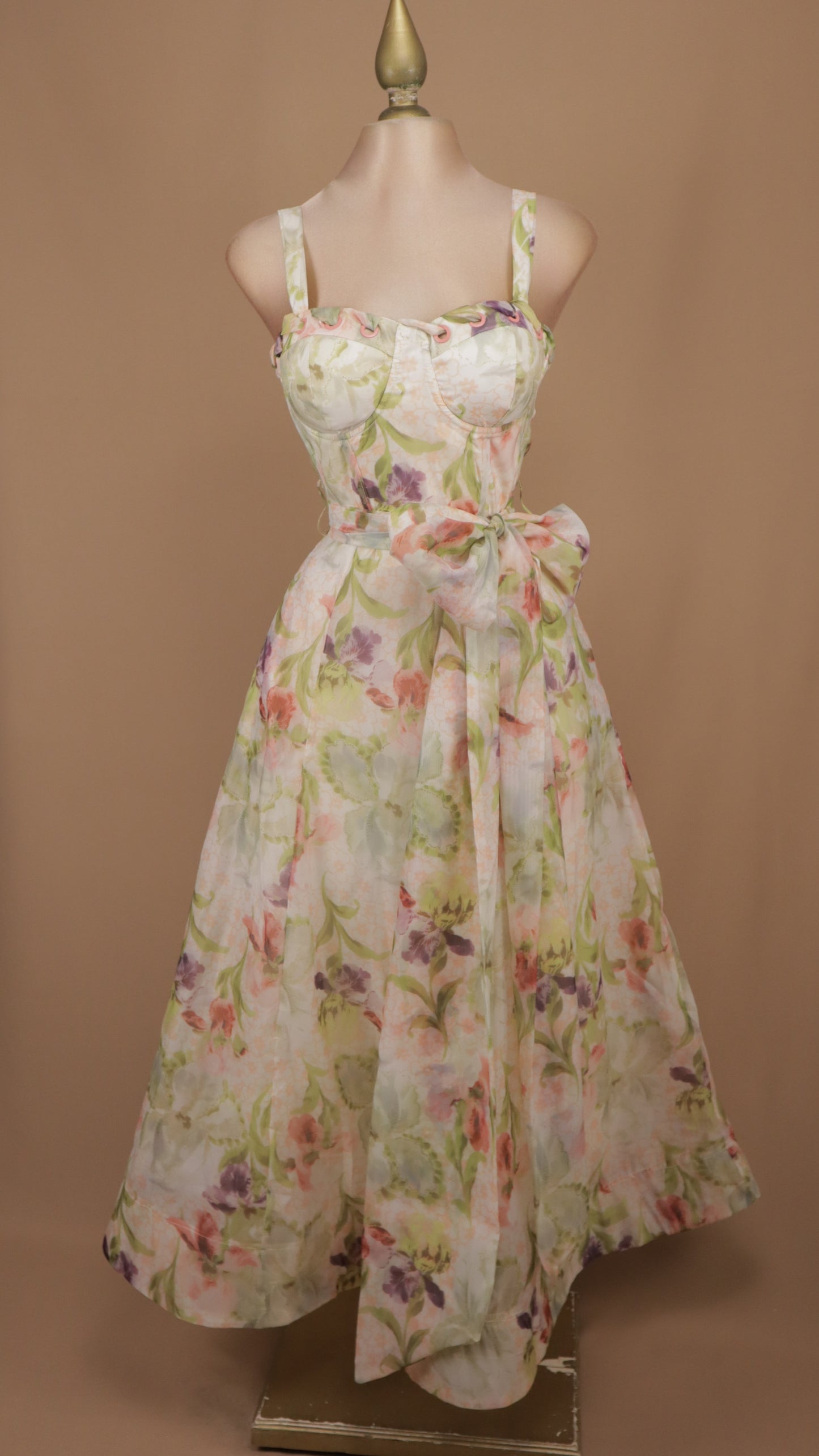 Vestido midi tipo bustier con estampado floral acuarela y lazo a la cintura