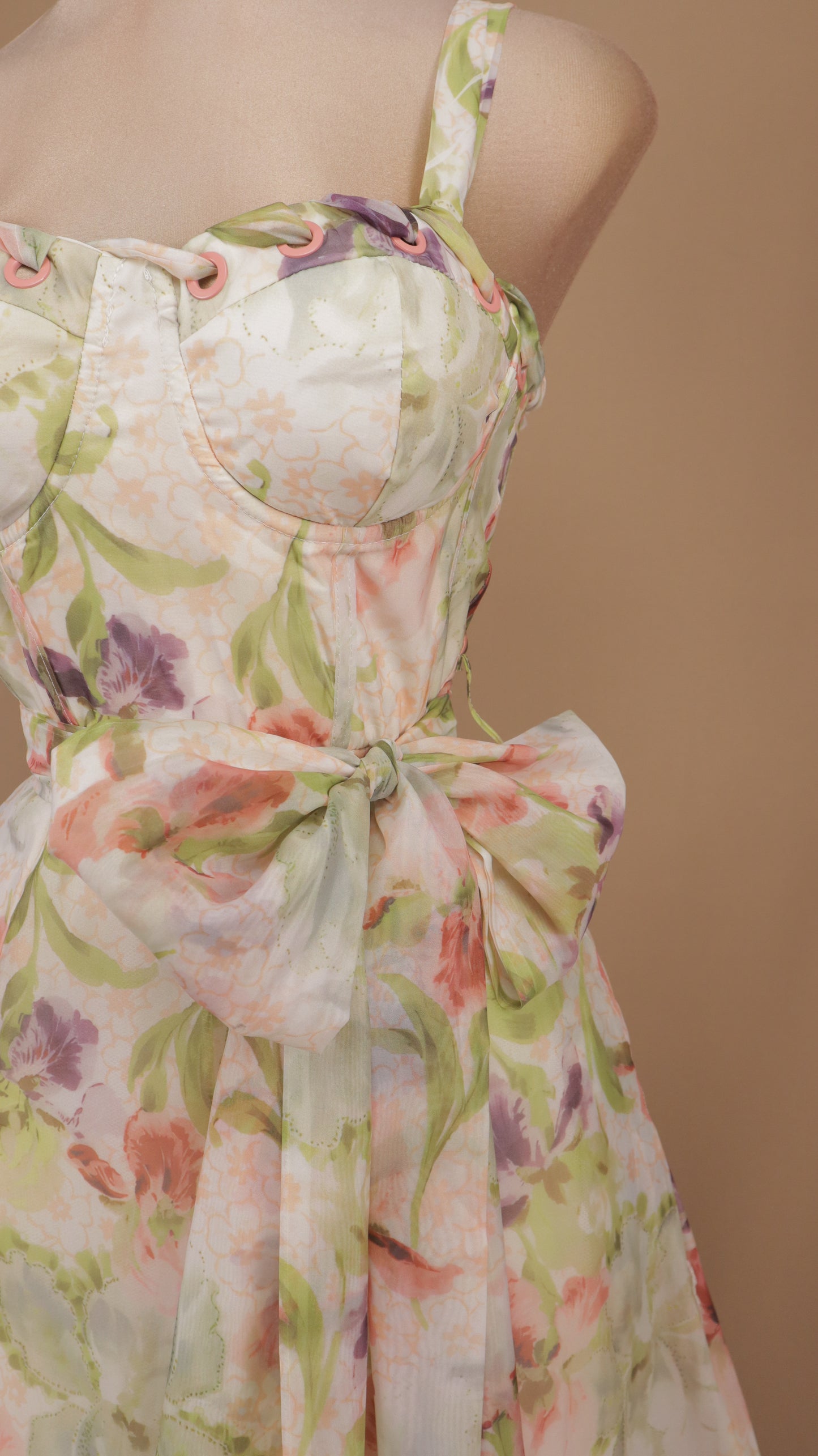 Vestido midi tipo bustier con estampado floral acuarela y lazo a la cintura
