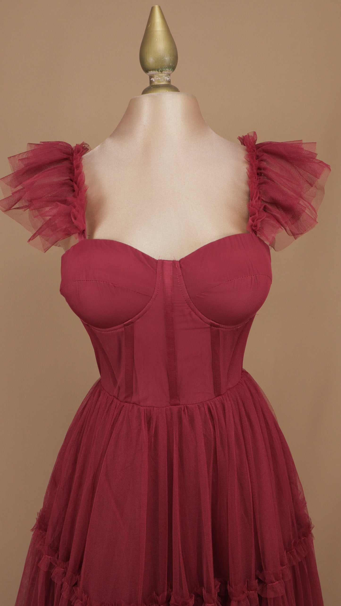 Vestido midi de tul con copa