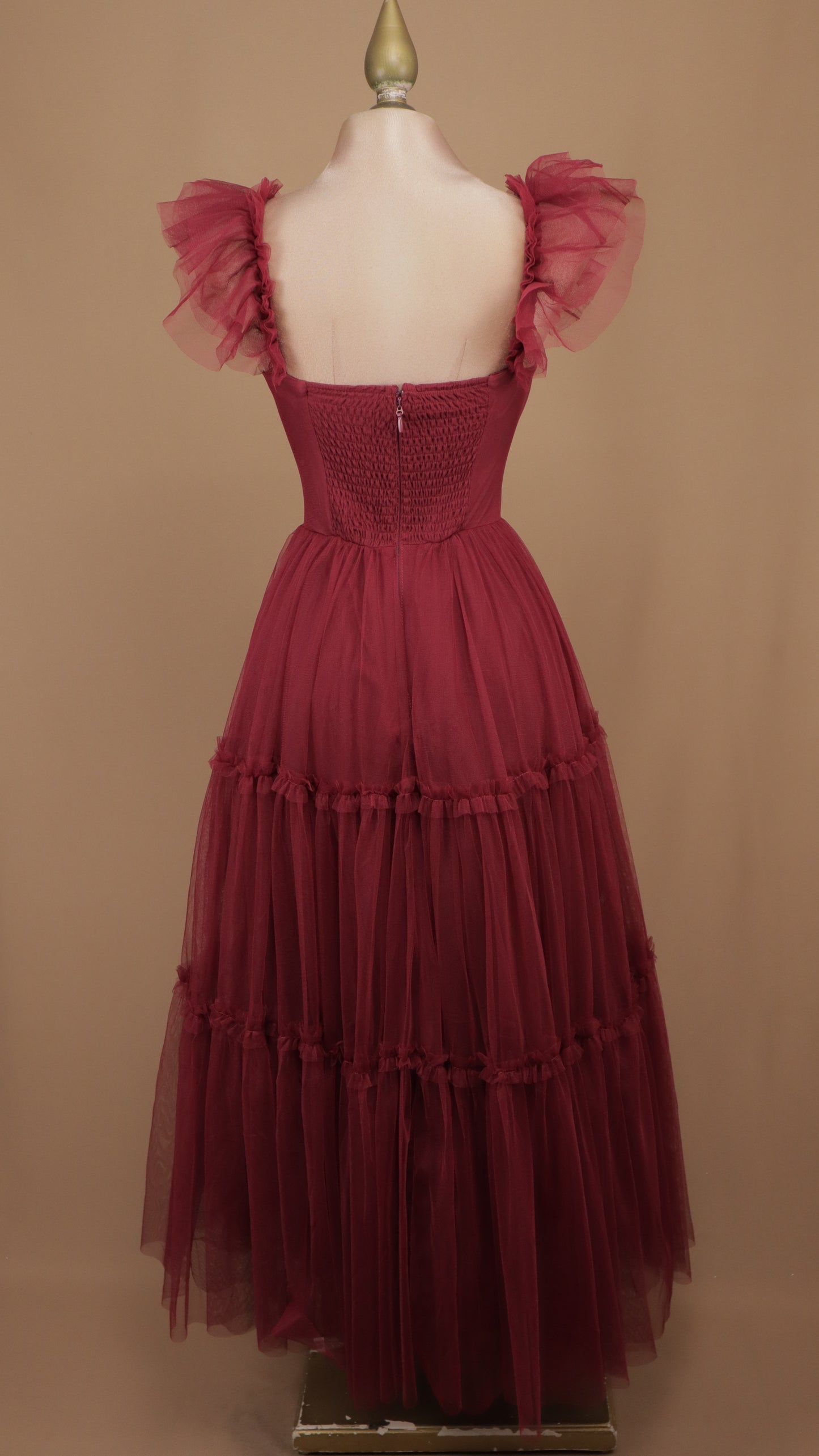 Vestido midi de tul con copa