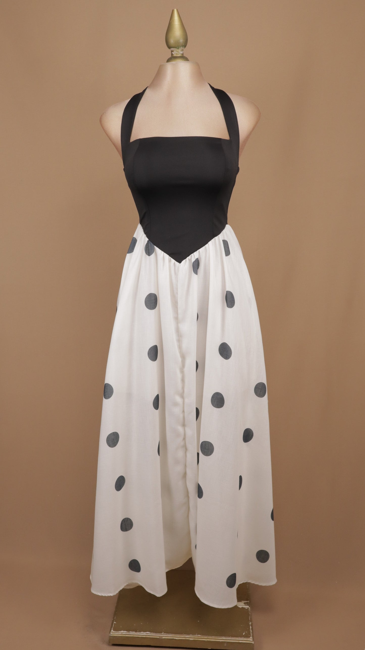 Vestido largo de escote halter en bloques de color con falda de lunares