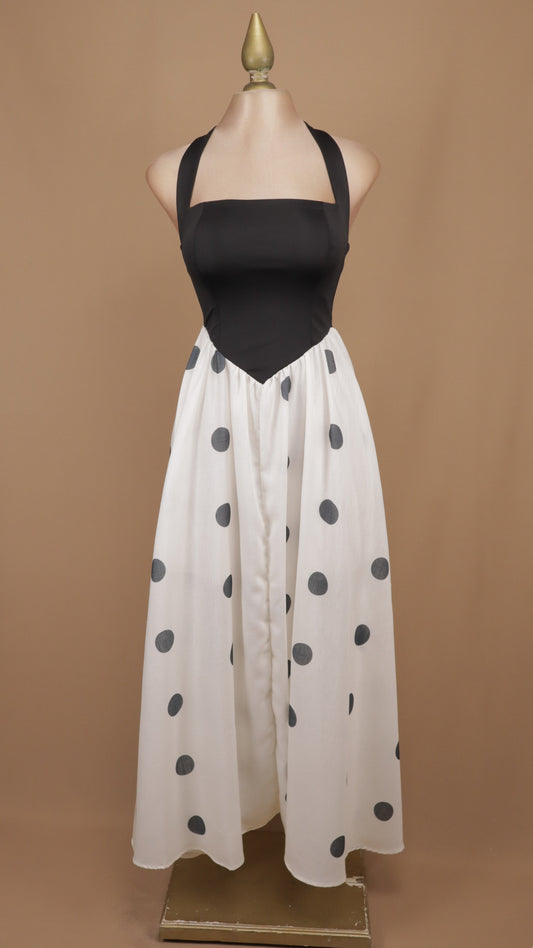 Vestido largo de escote halter en bloques de color con falda de lunares