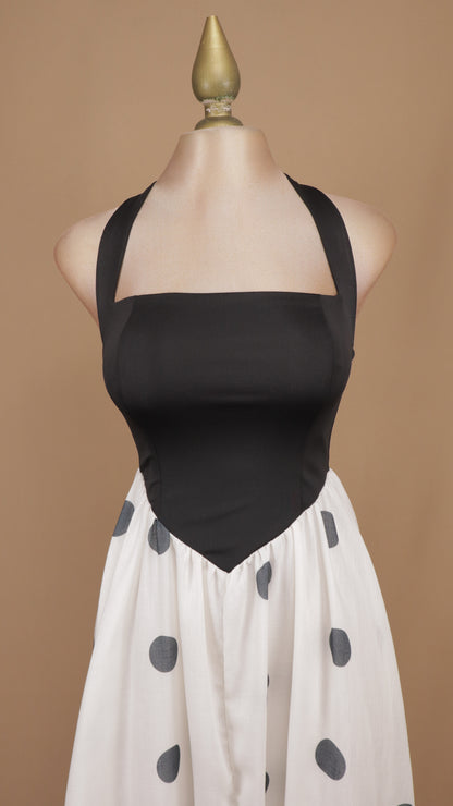 Vestido largo de escote halter en bloques de color con falda de lunares