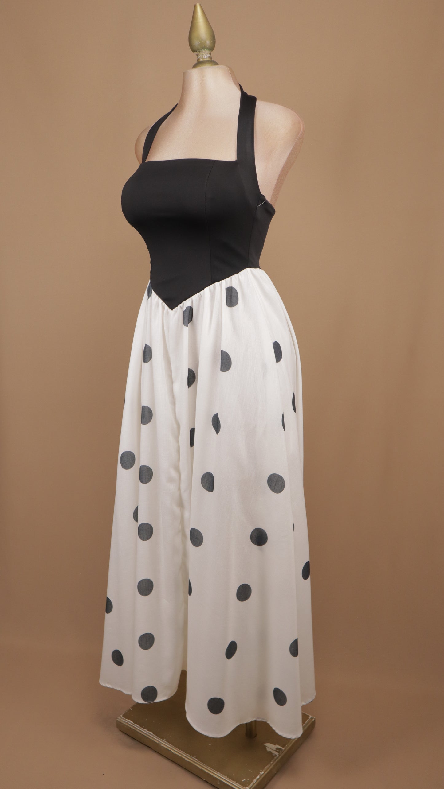 Vestido largo de escote halter en bloques de color con falda de lunares