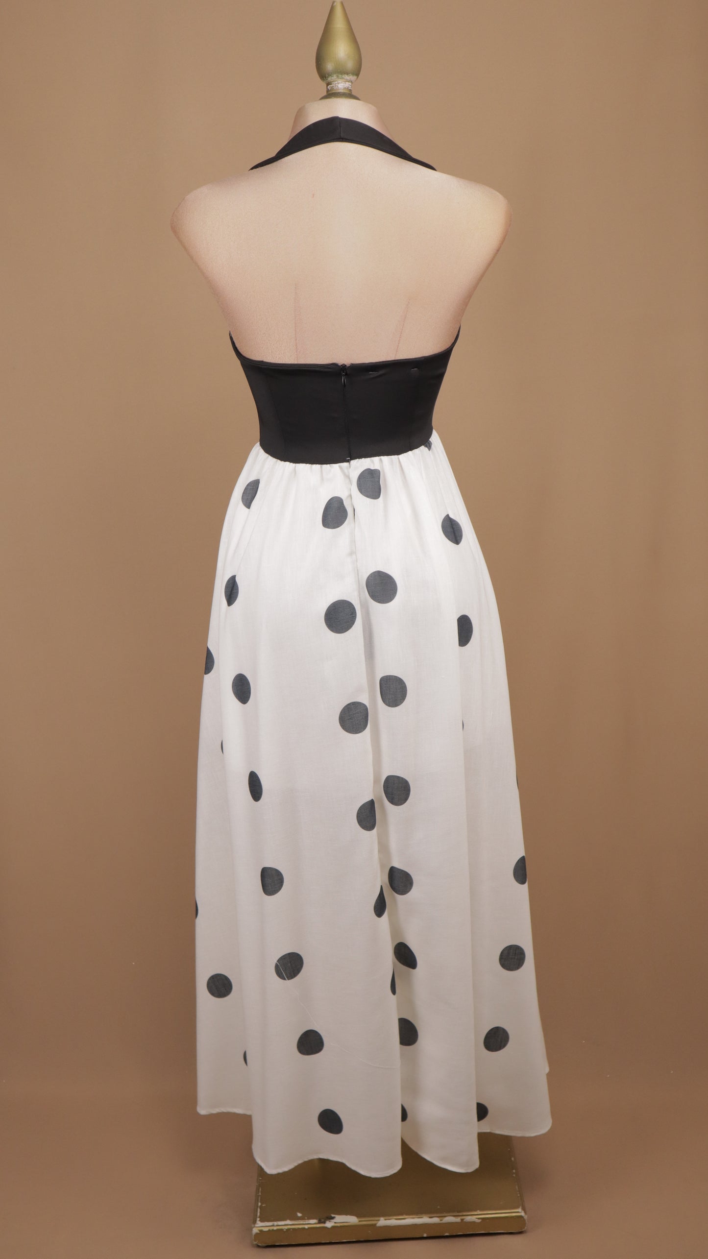 Vestido largo de escote halter en bloques de color con falda de lunares