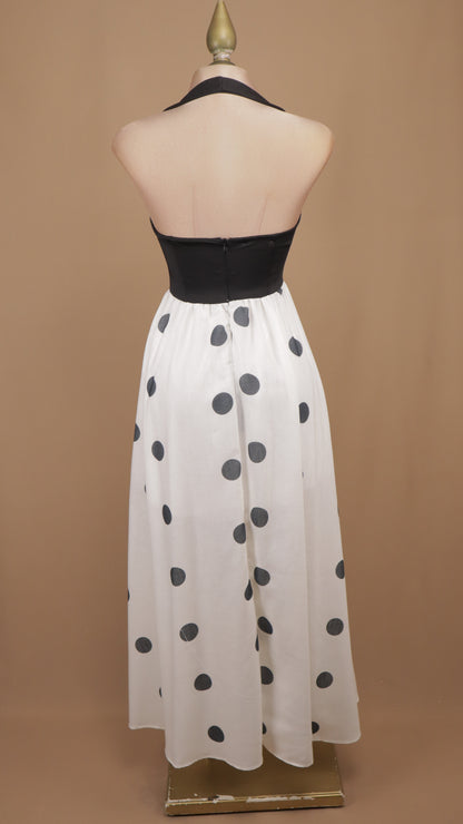 Vestido largo de escote halter en bloques de color con falda de lunares