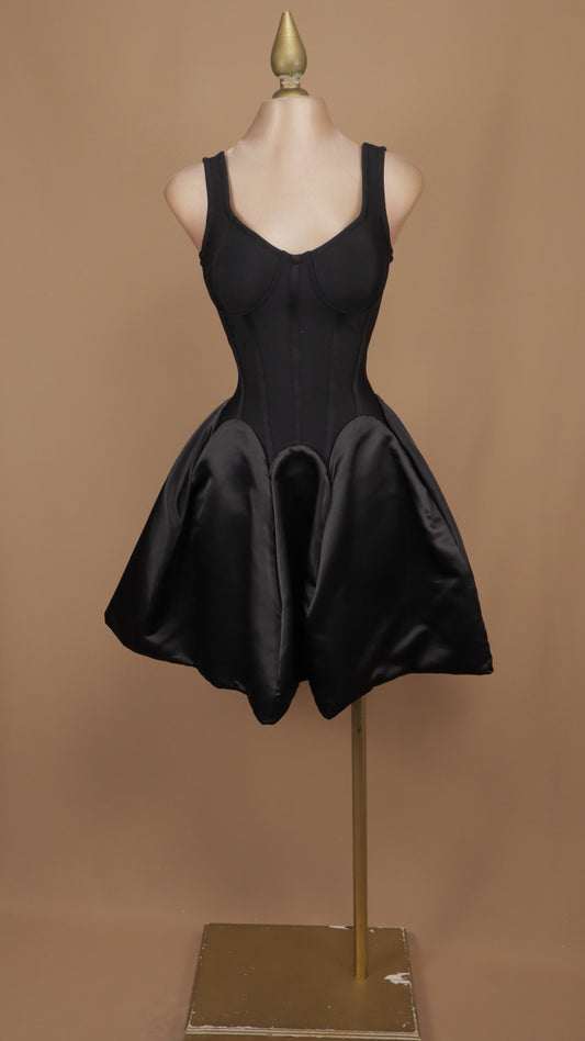 Vestido corto escultural tipo corsé con falda globo estructurada