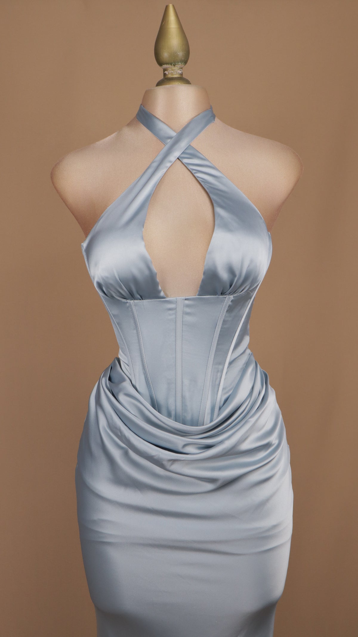 Vestido de gala satinado con top corsetero y cuello halter cruzado