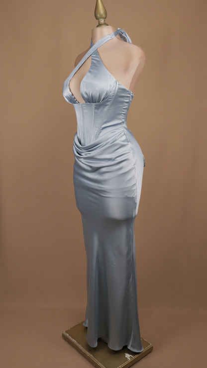 Vestido de gala satinado con top corsetero y cuello halter cruzado