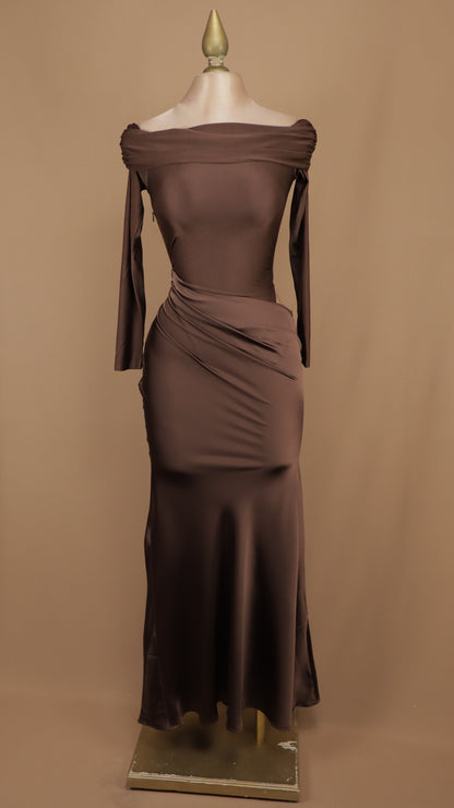 Vestido largo de hombros caídos y manga larga