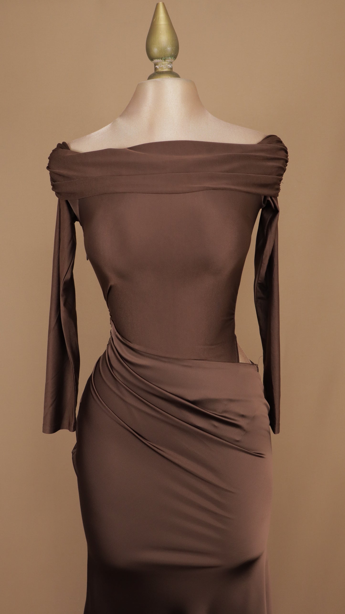 Vestido largo de hombros caídos y manga larga