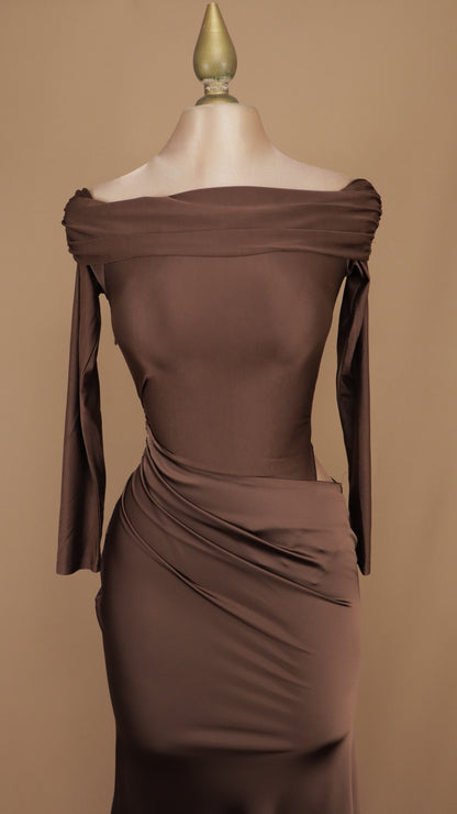 Vestido largo de hombros caídos y manga larga