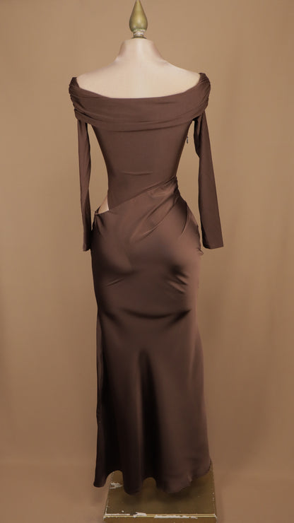 Vestido largo de hombros caídos y manga larga