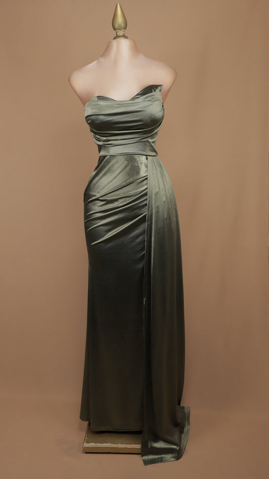 Vestido de gala satinado strapless asimétrico con mangas plegables
