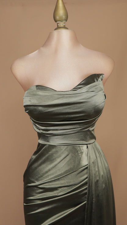 Vestido de gala satinado strapless asimétrico con mangas plegables