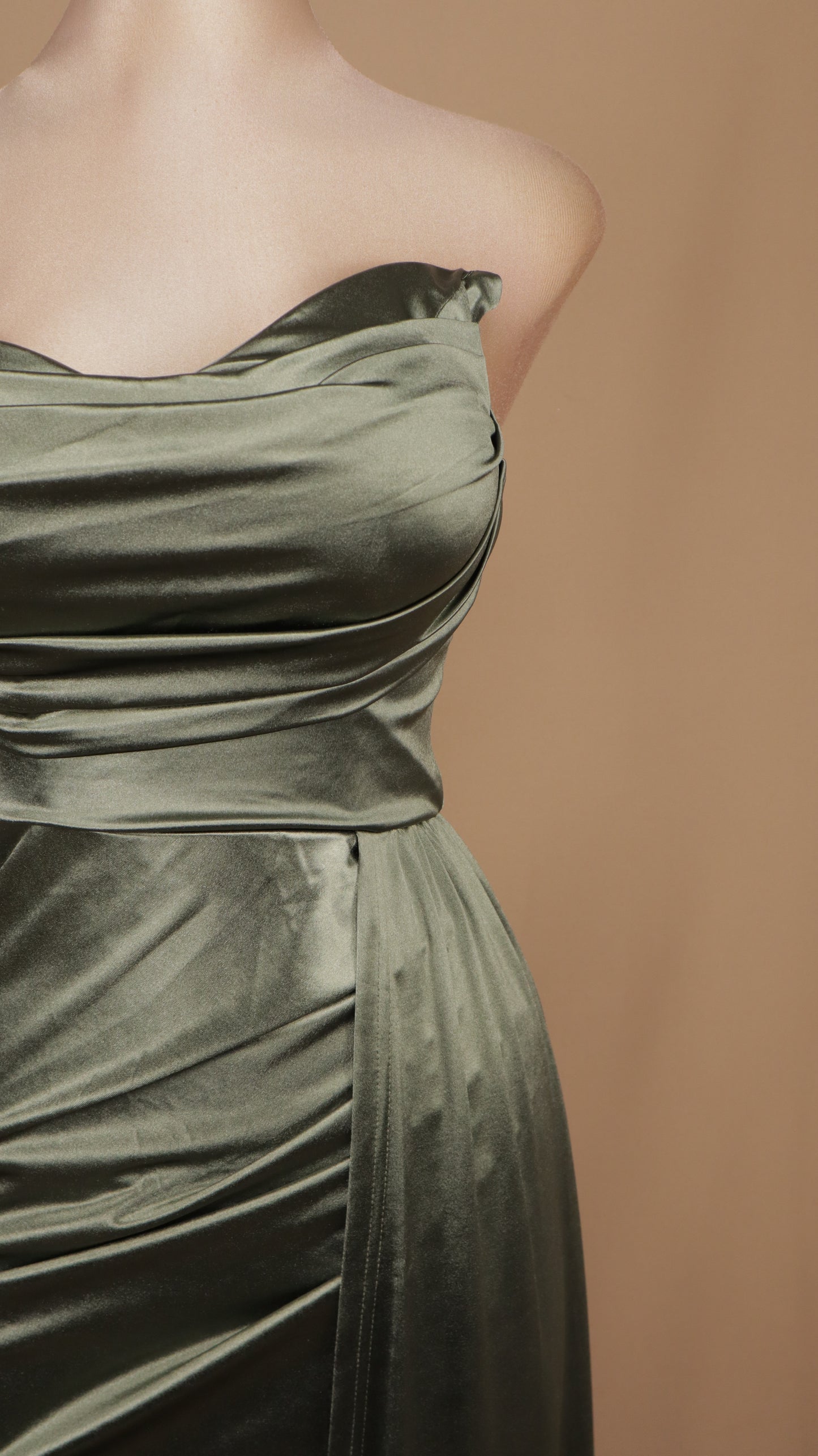Vestido de gala satinado strapless asimétrico con mangas plegables