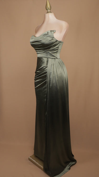 Vestido de gala satinado strapless asimétrico con mangas plegables