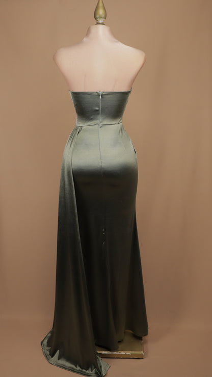 Vestido de gala satinado strapless asimétrico con mangas plegables