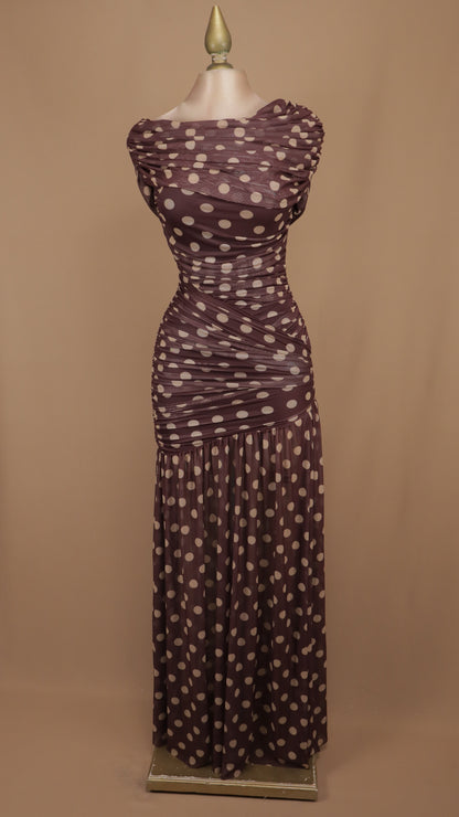 Vestido largo drapeado en tul de lunares café y crema