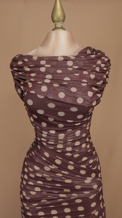 Vestido largo drapeado en tul de lunares café y crema