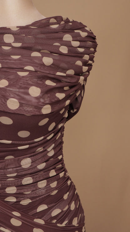 Vestido largo drapeado en tul de lunares café y crema