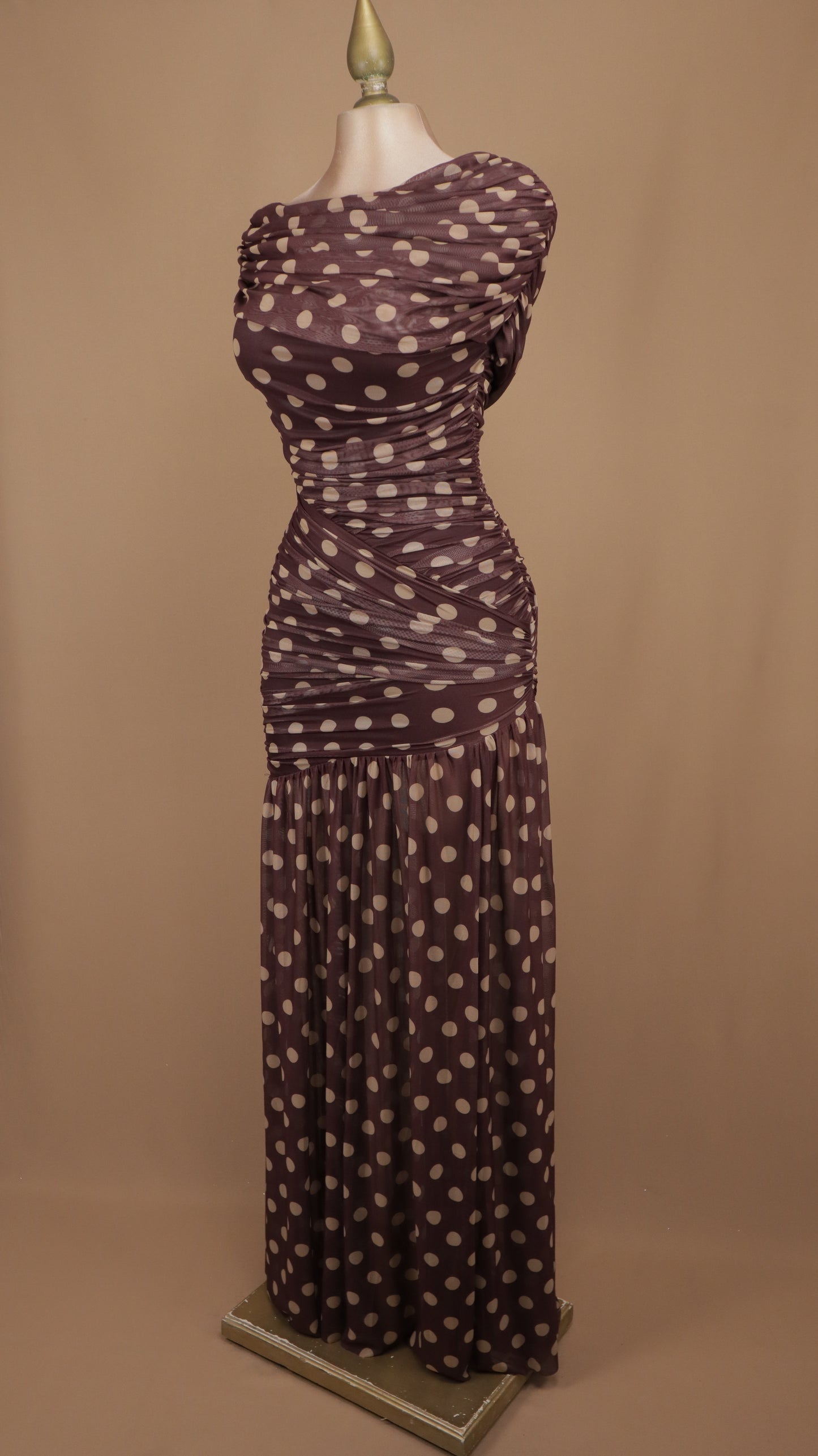 Vestido largo drapeado en tul de lunares café y crema