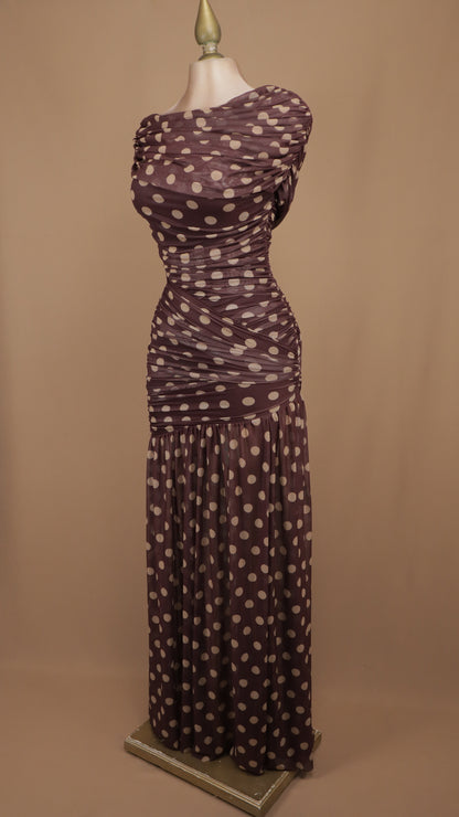 Vestido largo drapeado en tul de lunares café y crema