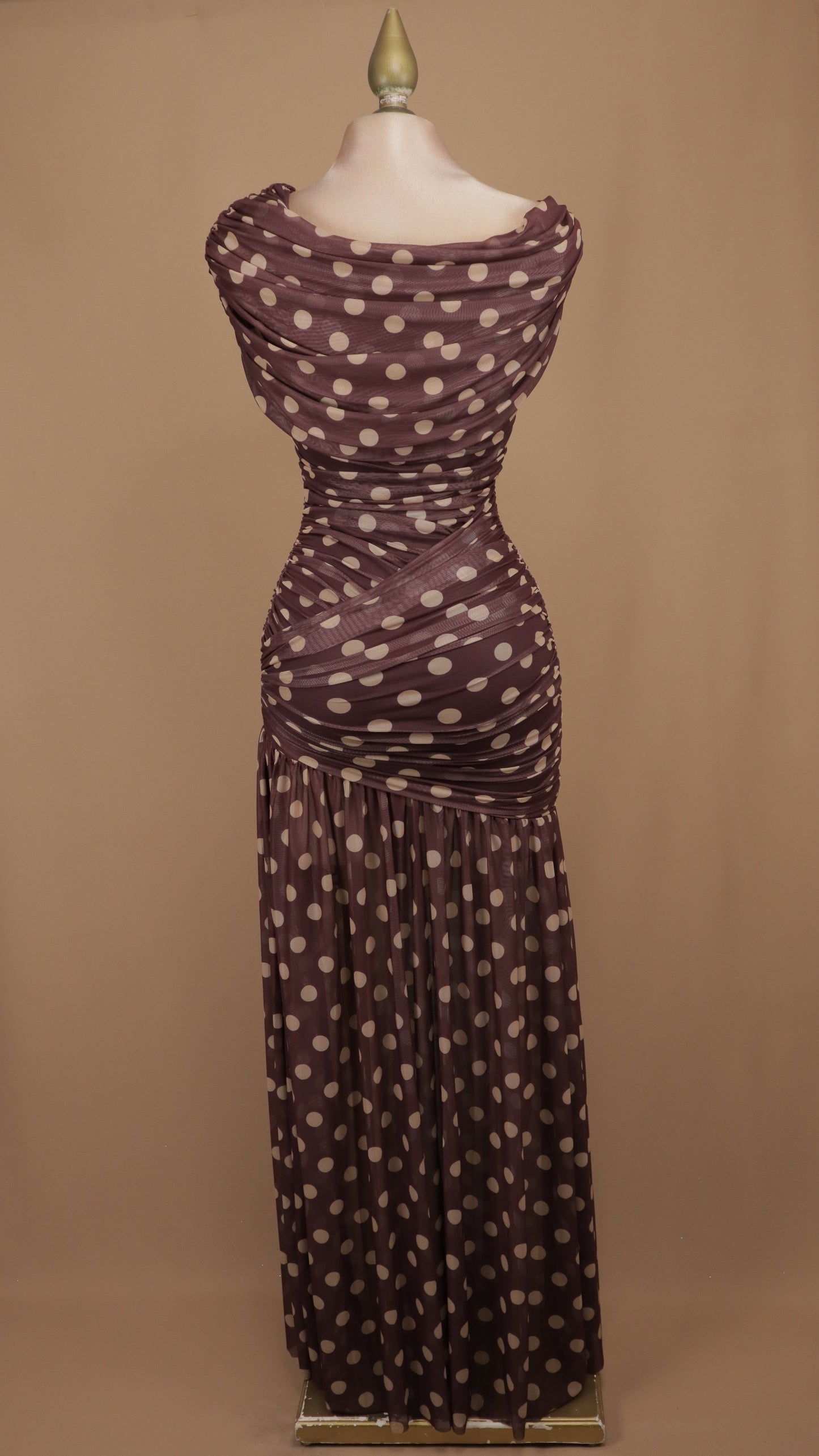 Vestido largo drapeado en tul de lunares café y crema