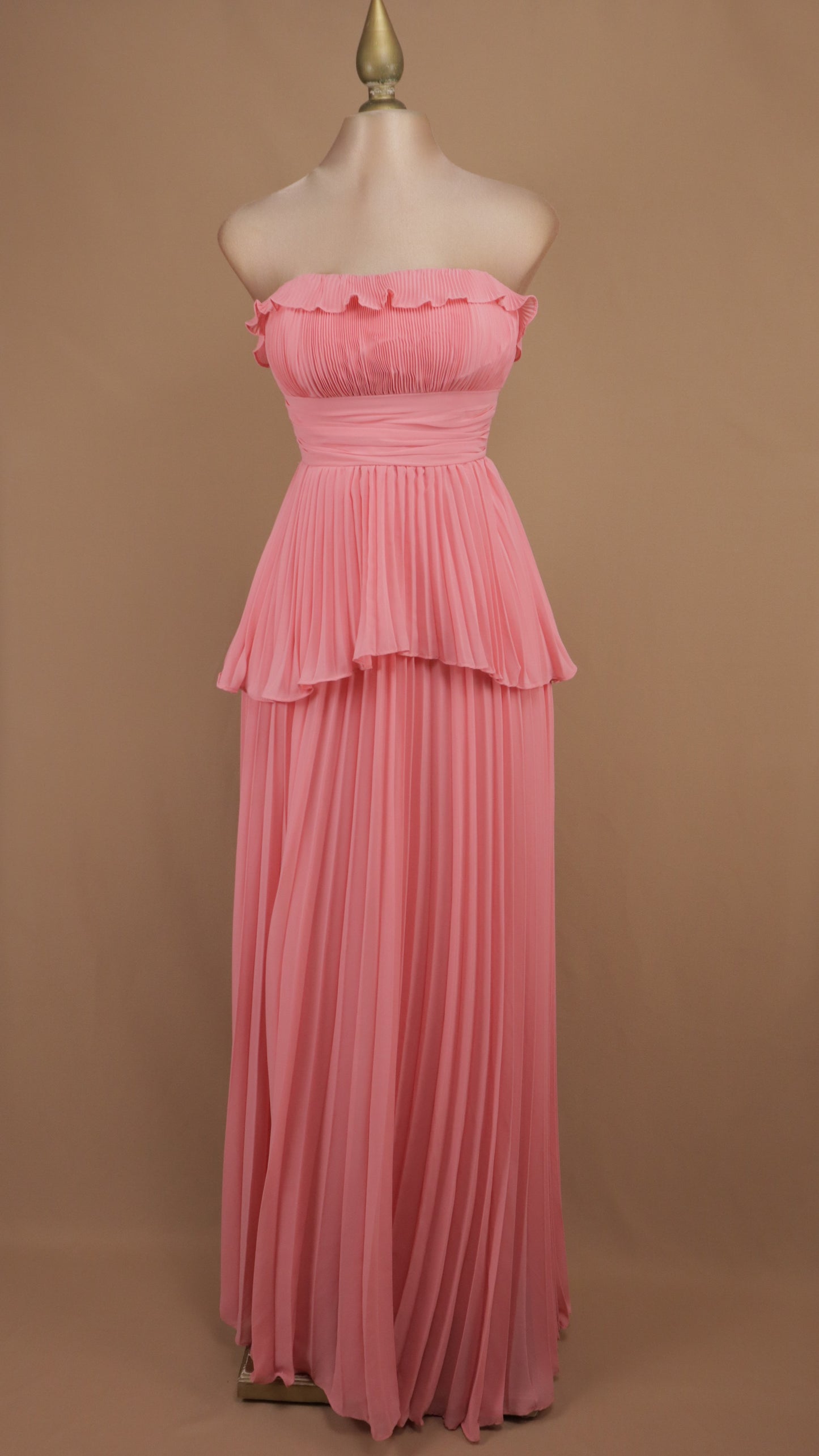 Vestido largo estraple y plisado en falda