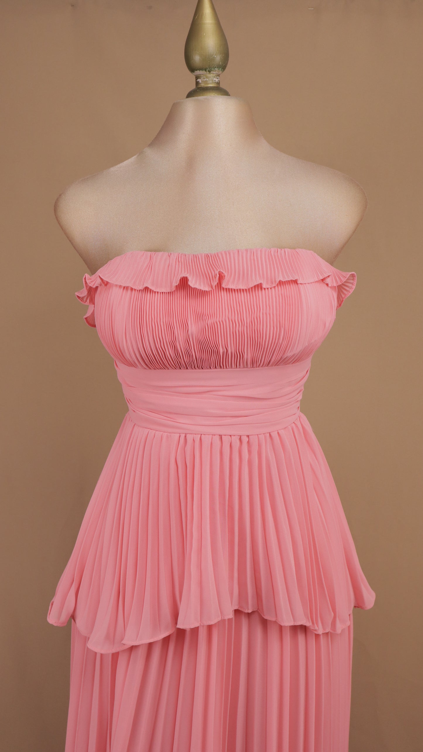 Vestido largo estraple y plisado en falda