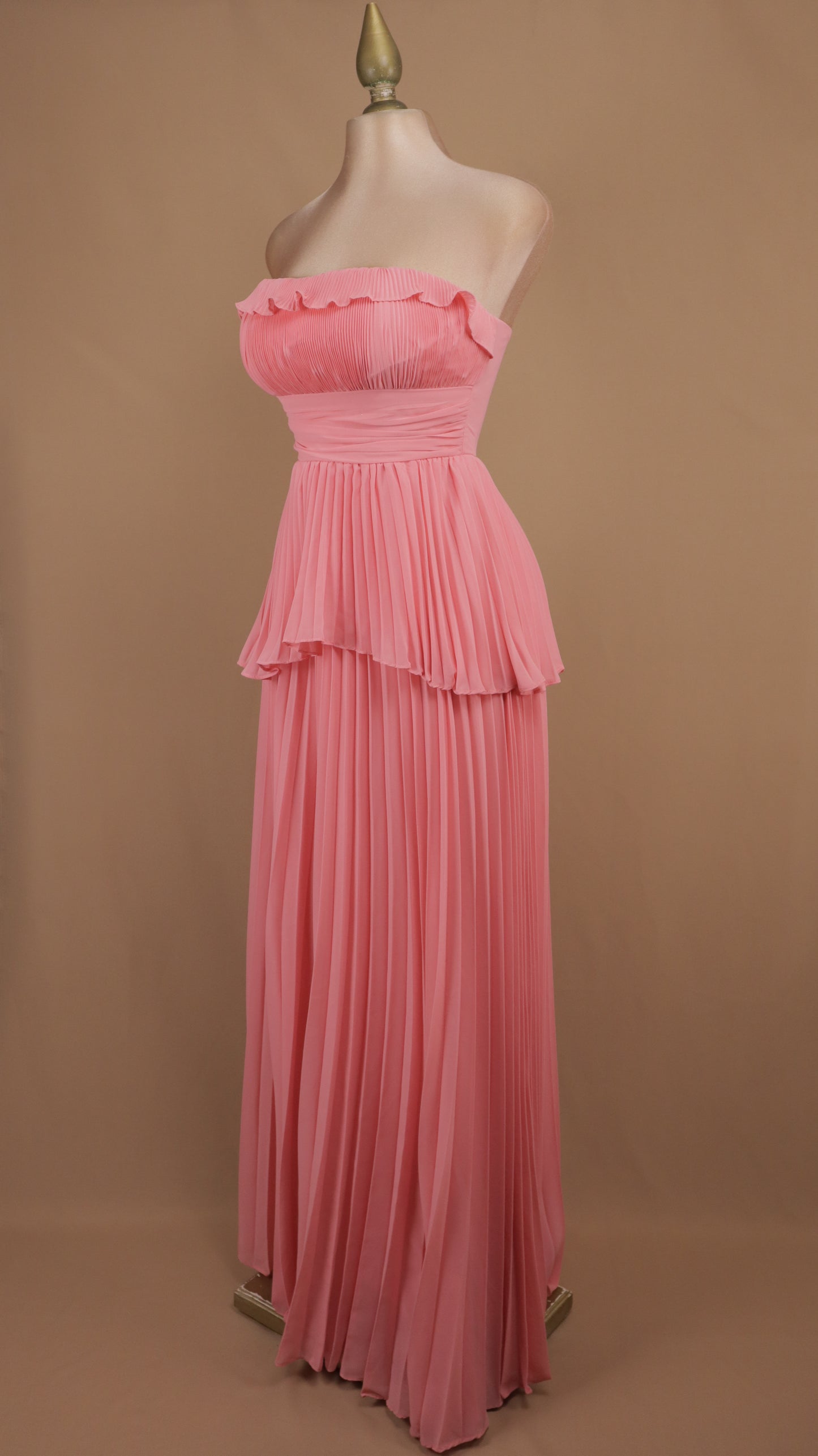 Vestido largo estraple y plisado en falda