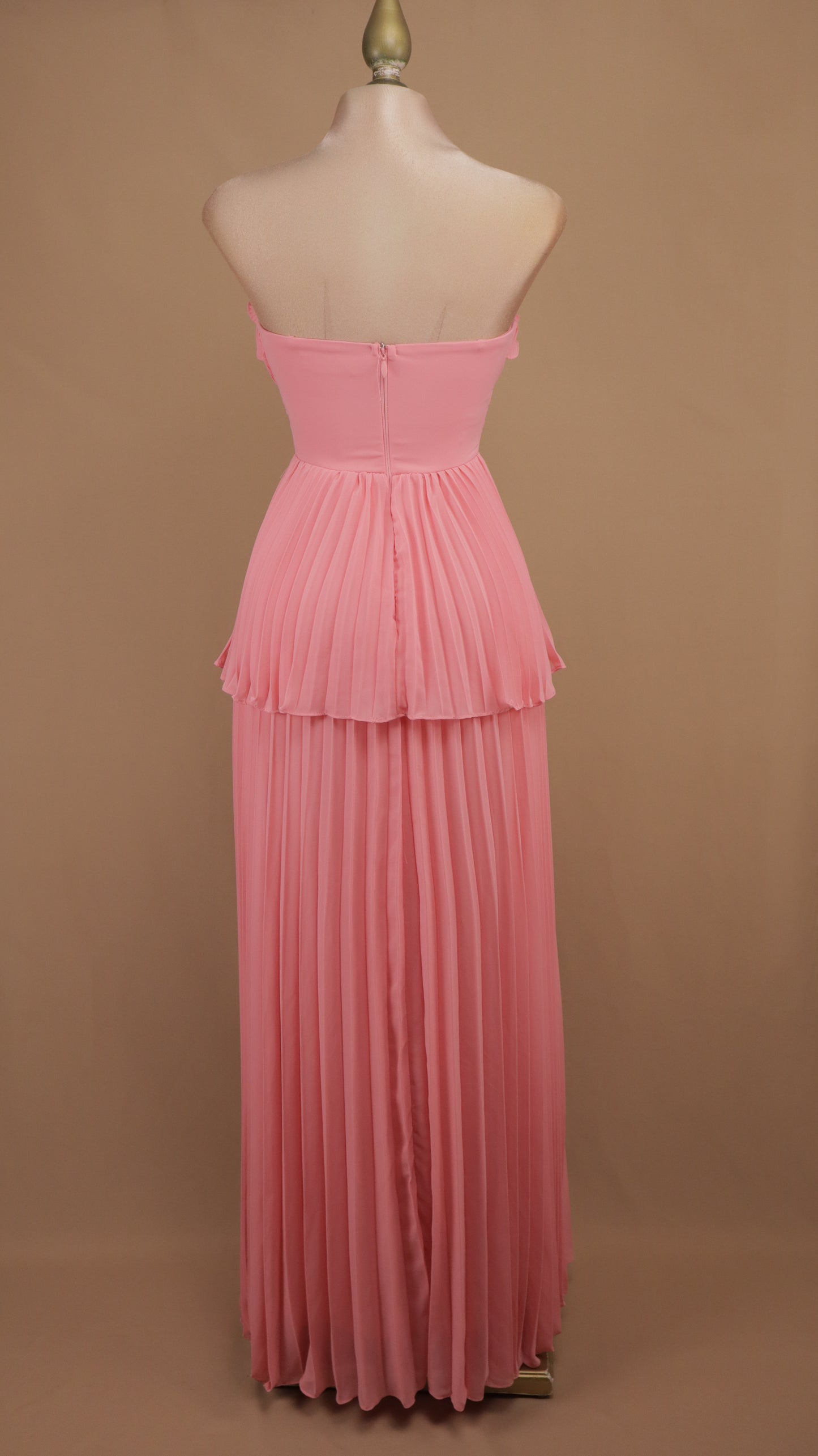 Vestido largo estraple y plisado en falda