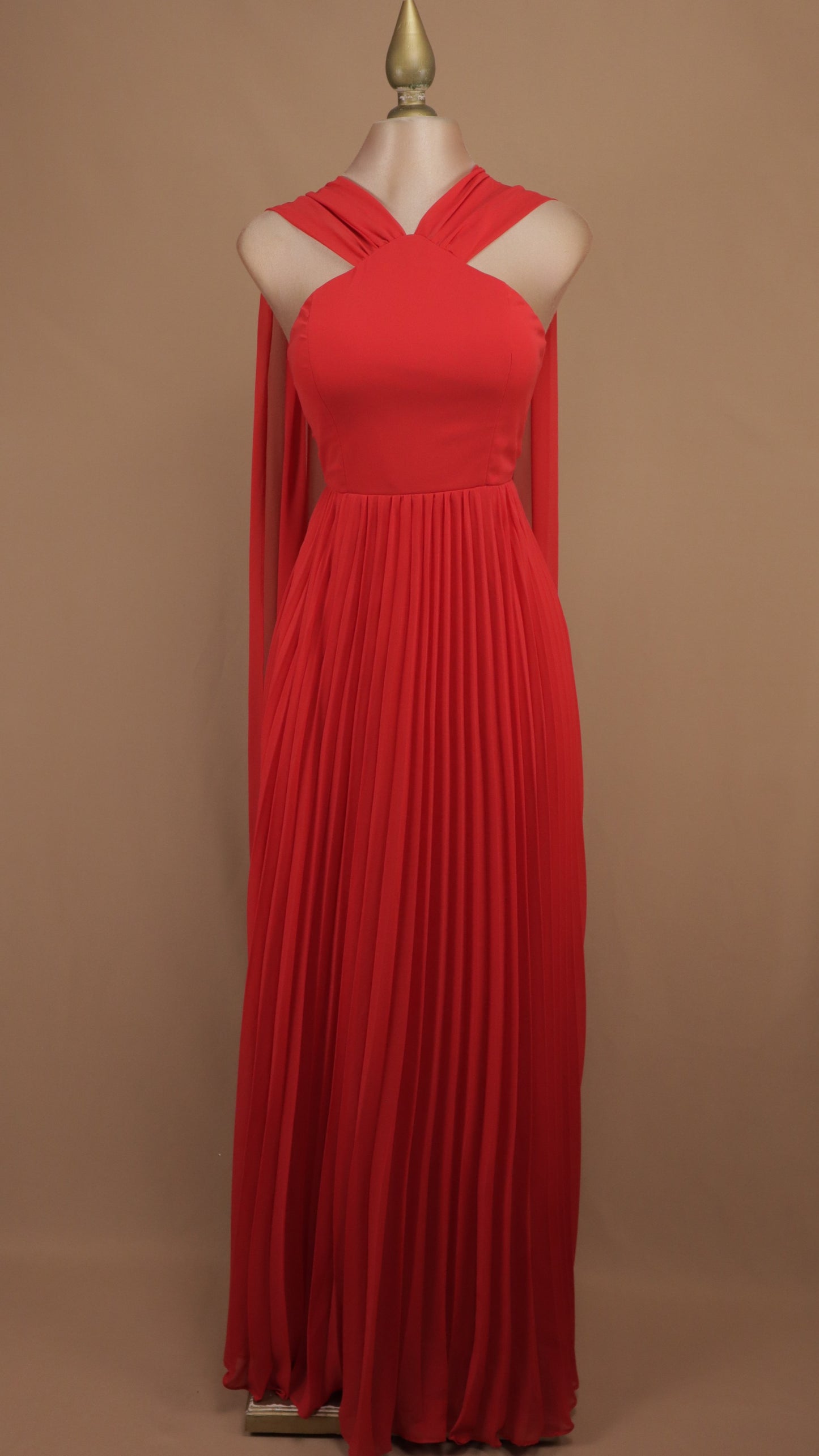Vestido largo halter con falda plisada