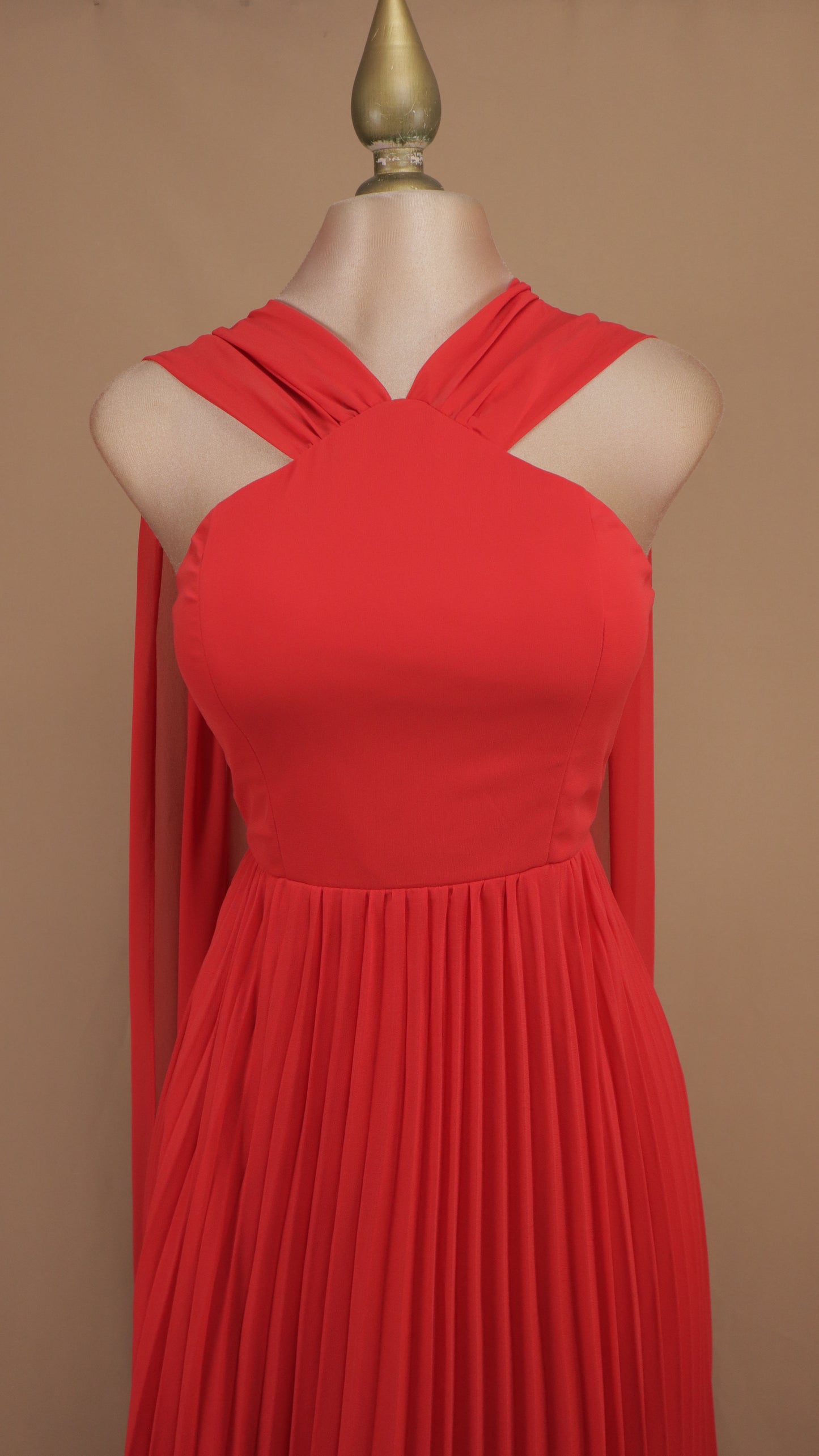 Vestido largo halter con falda plisada