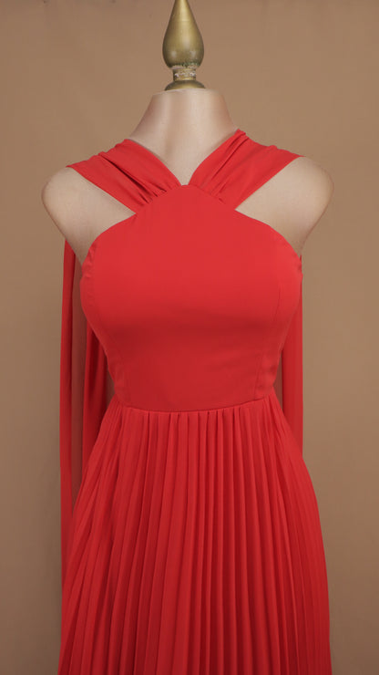 Vestido largo halter con falda plisada