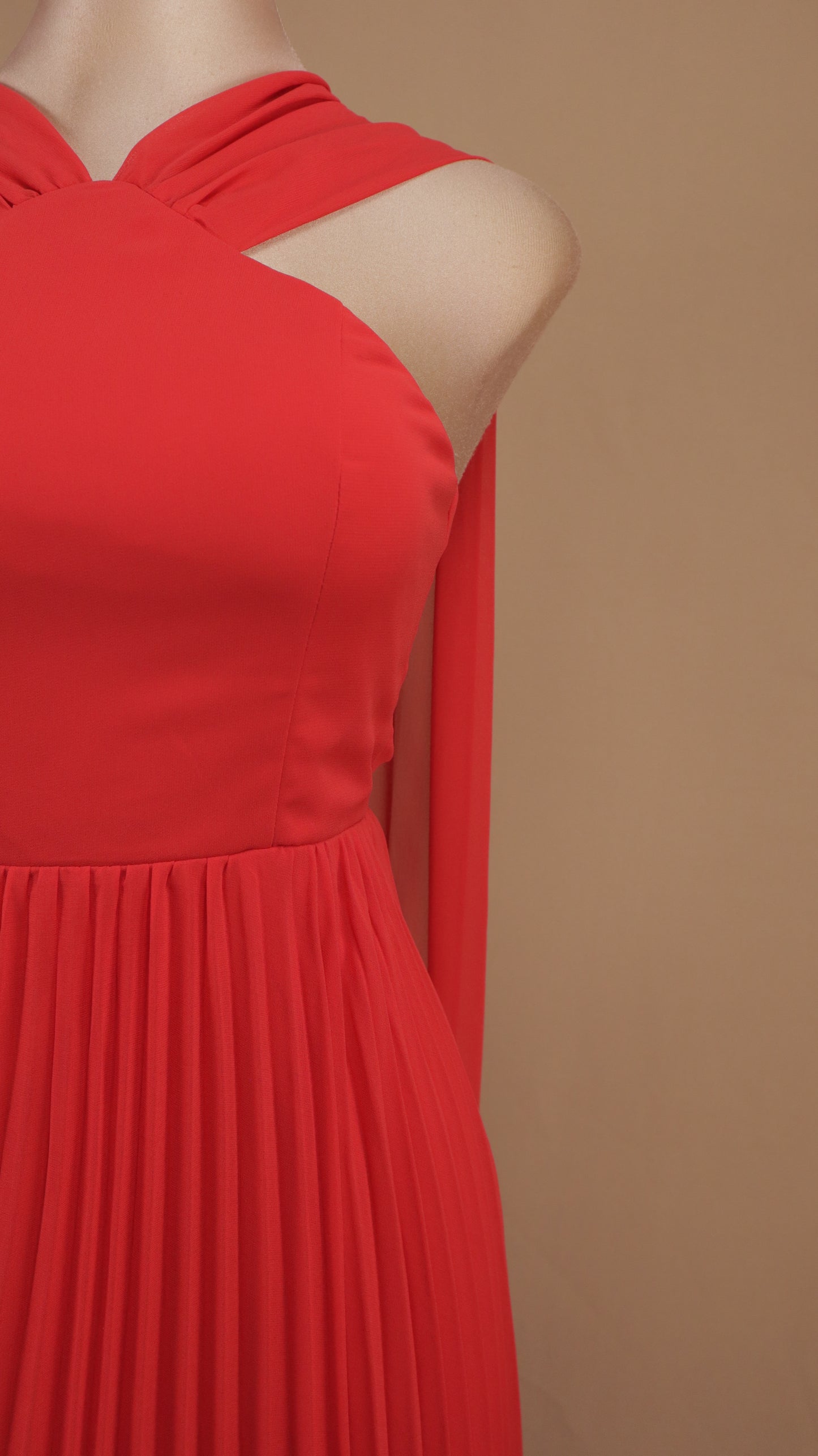 Vestido largo halter con falda plisada