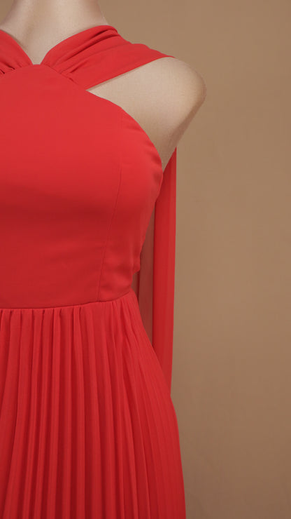 Vestido largo halter con falda plisada
