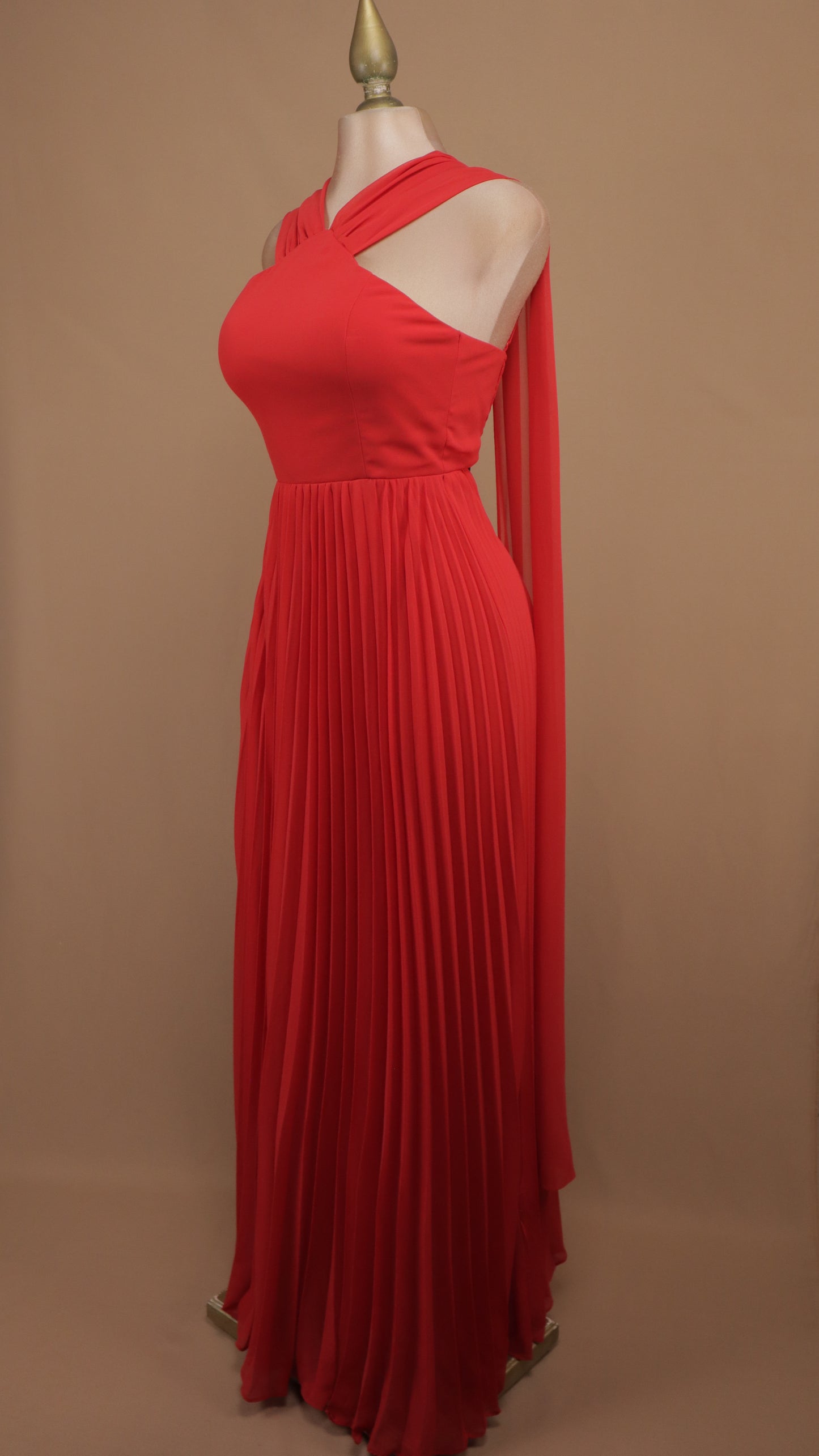 Vestido largo halter con falda plisada