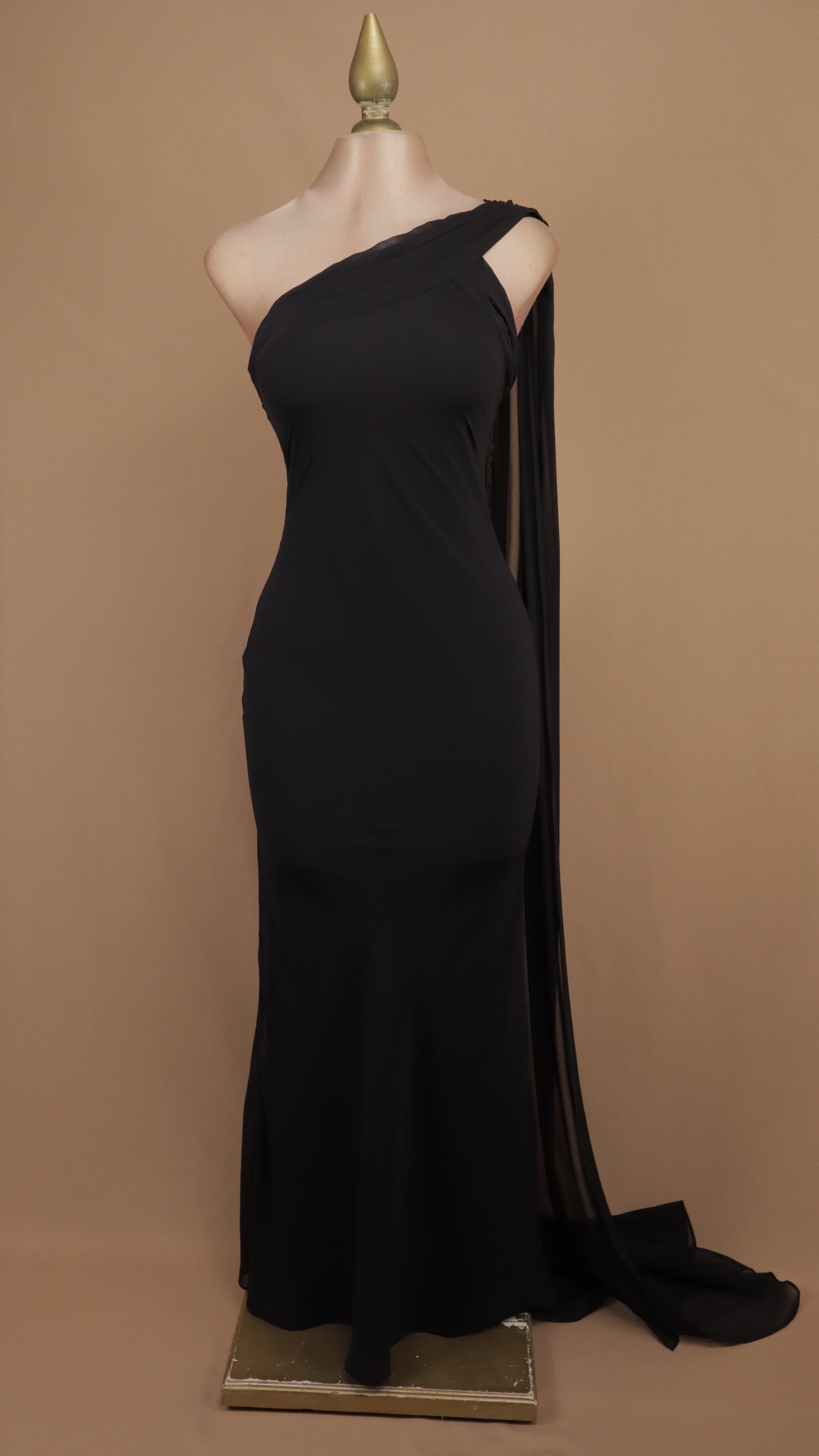 Vestido de gala asimétrico con cauda de pashmina
