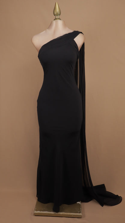 Vestido de gala asimétrico con cauda de pashmina