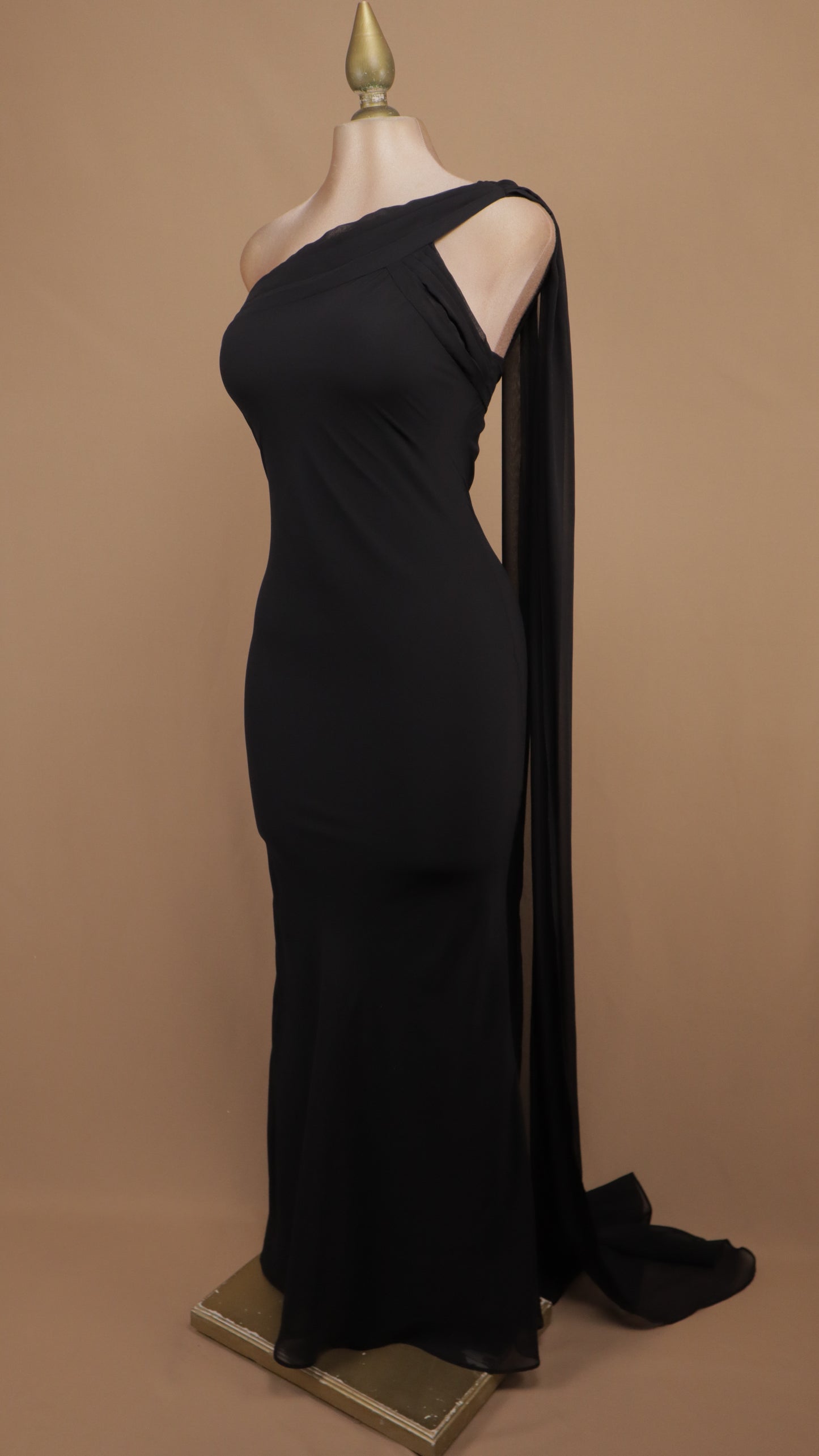 Vestido de gala asimétrico con cauda de pashmina