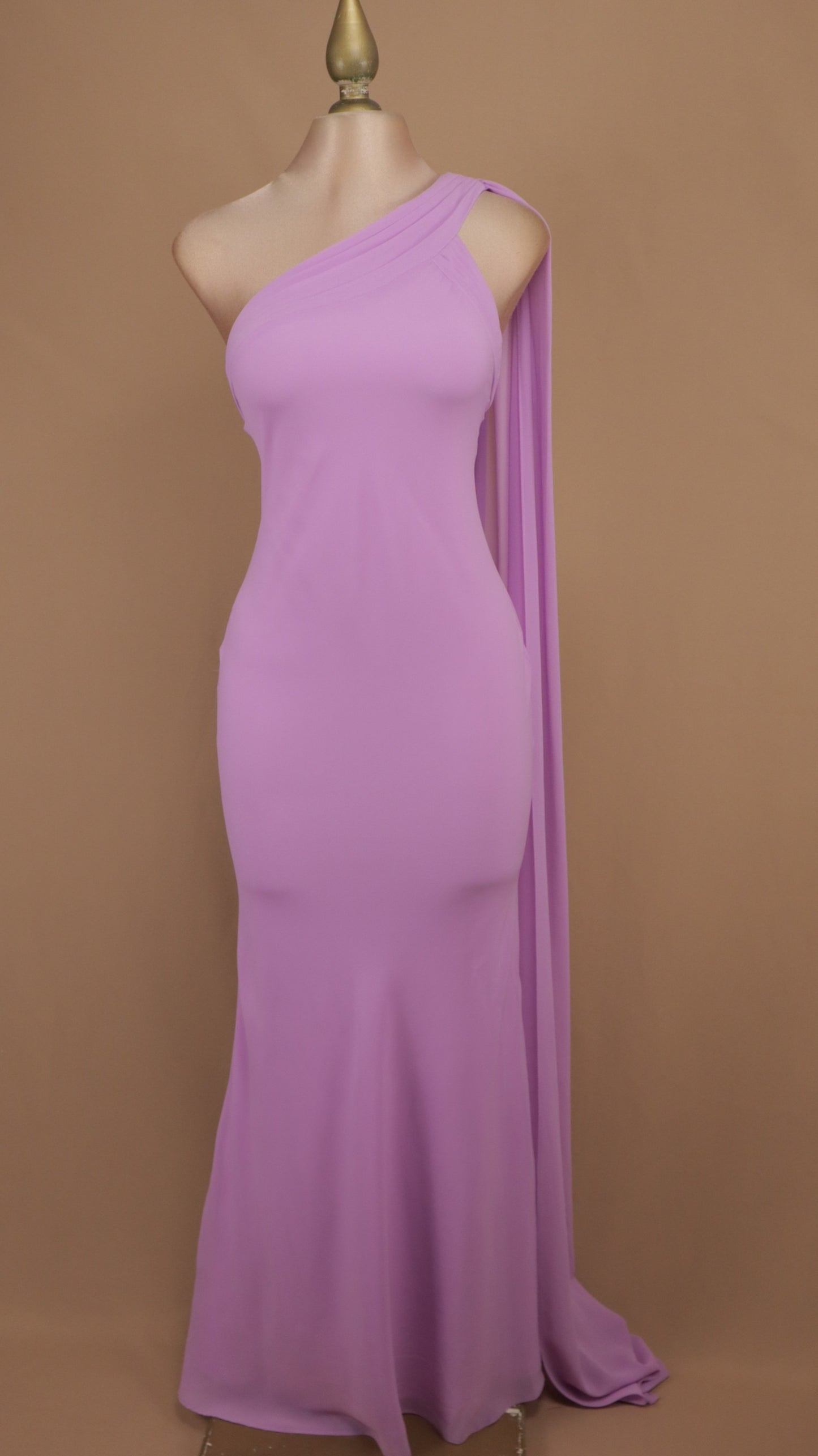 Vestido de gala asimétrico con cauda de pashmina