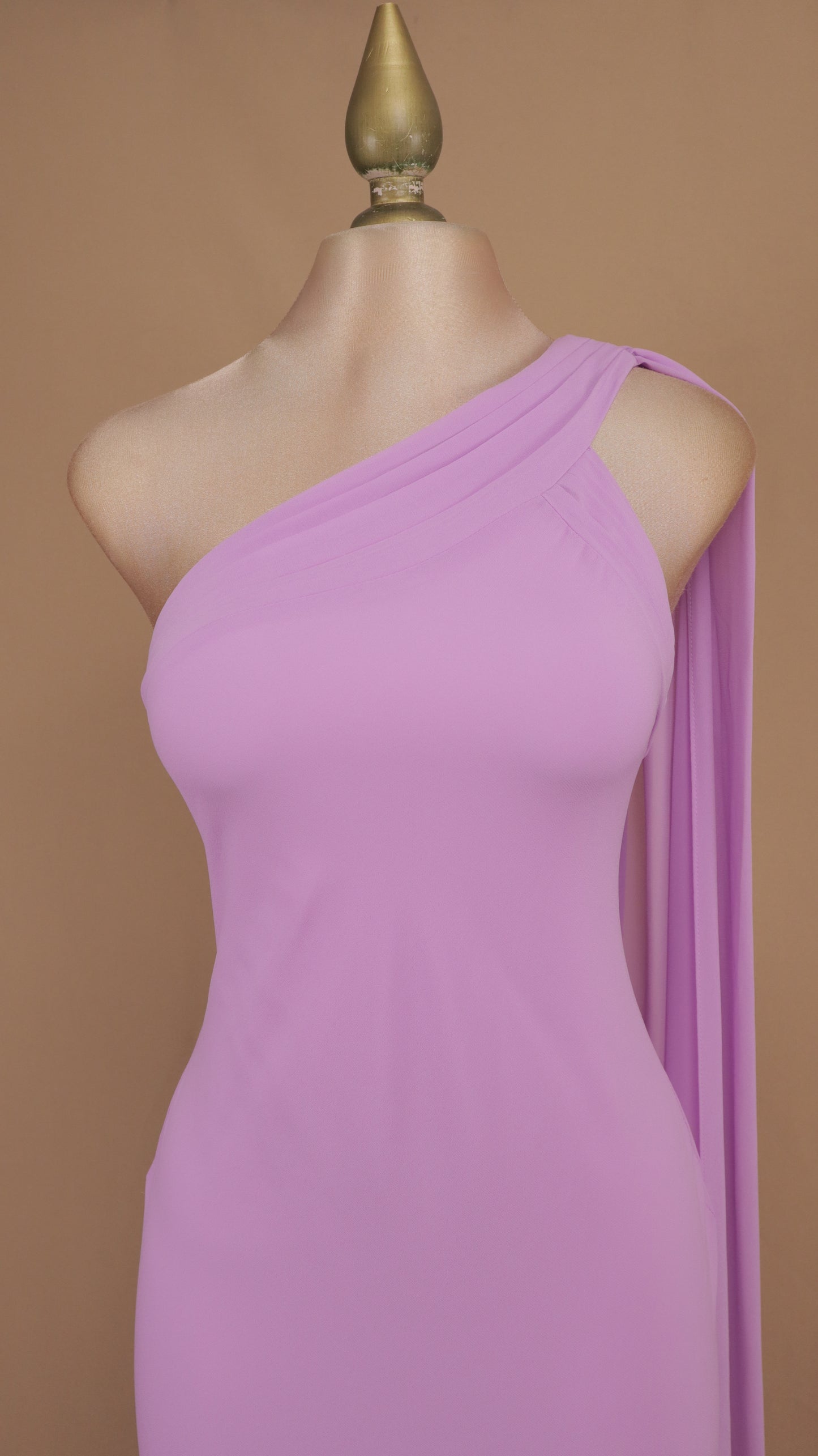 Vestido de gala asimétrico con cauda de pashmina