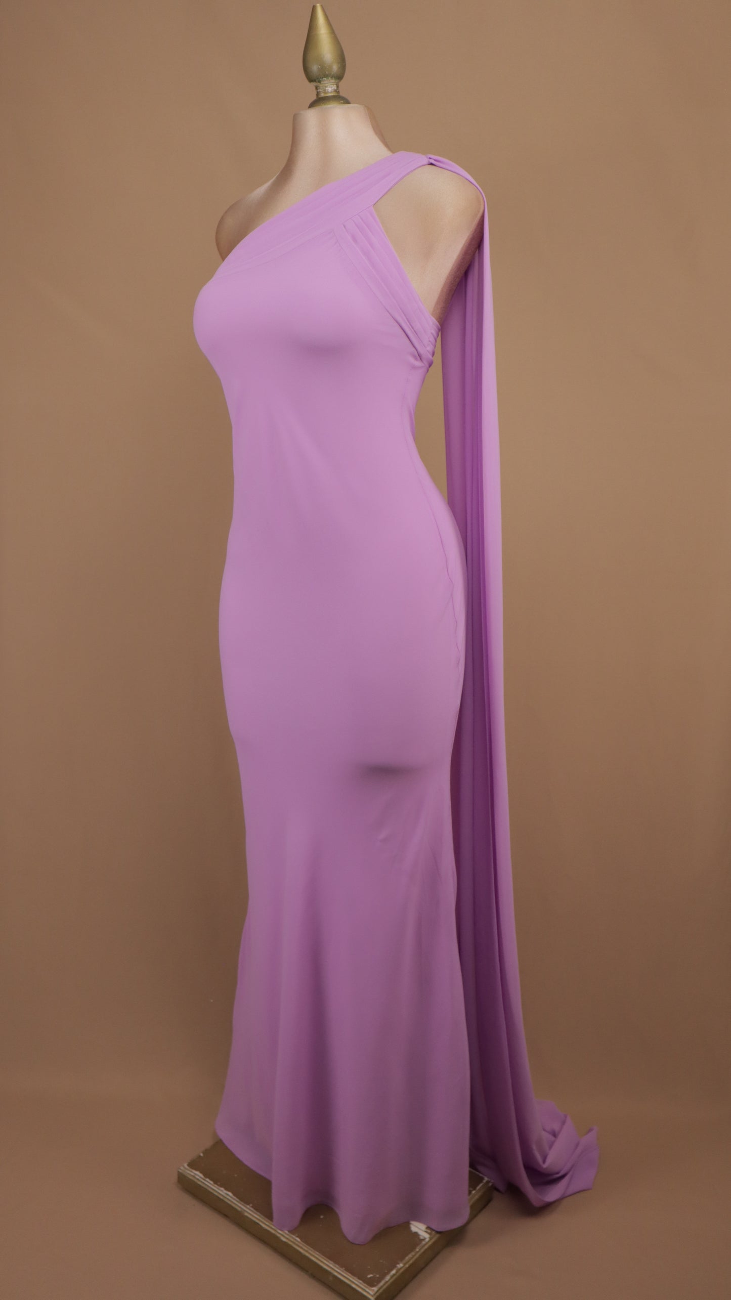 Vestido de gala asimétrico con cauda de pashmina